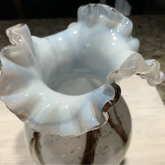 Hand Blown Ruffle Vas - Picture 3 of 4